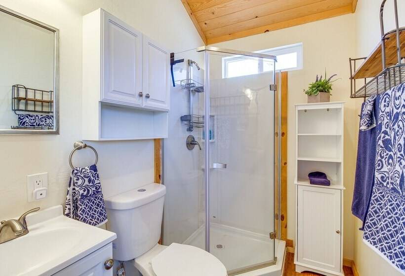 2 Mi To Rainbow Lake: Lovely Lakeside Tiny Home