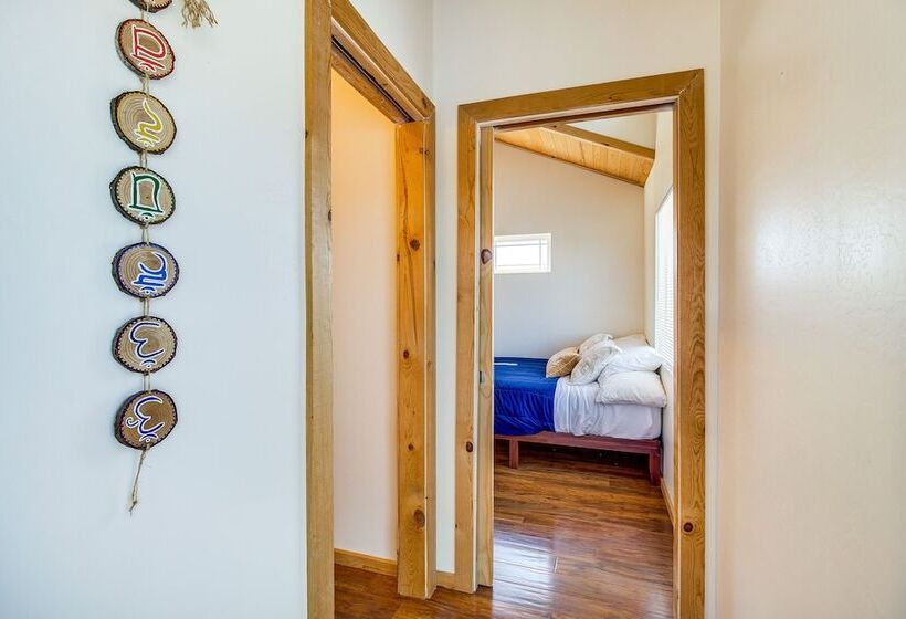 2 Mi To Rainbow Lake: Lovely Lakeside Tiny Home