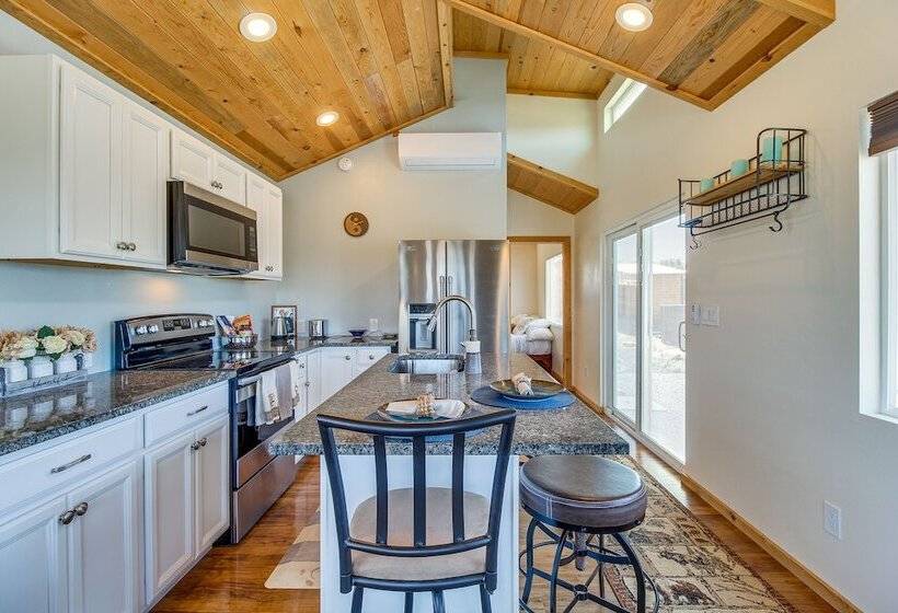 2 Mi To Rainbow Lake: Lovely Lakeside Tiny Home