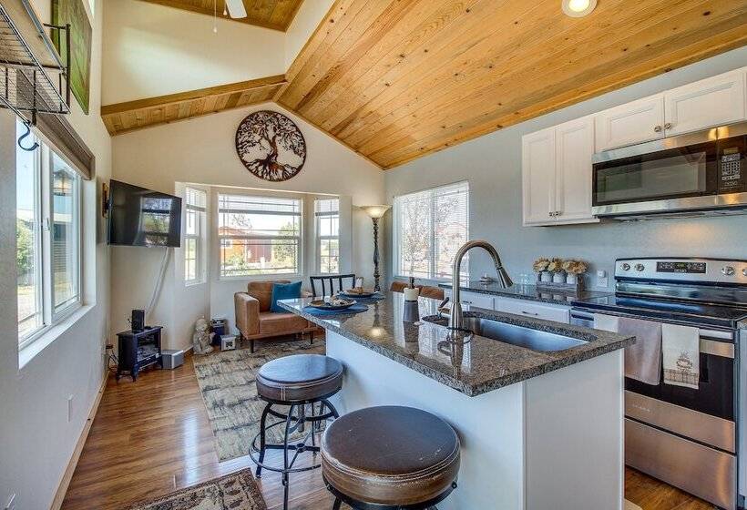 2 Mi To Rainbow Lake: Lovely Lakeside Tiny Home