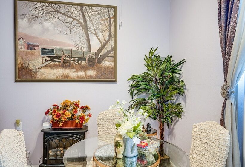 Lush Vallejo Cottage   20 Mi To Napa Wineries