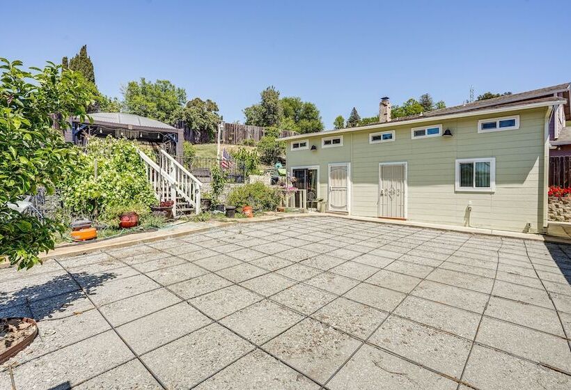 Lush Vallejo Cottage   20 Mi To Napa Wineries