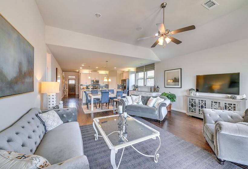 9 Mi To Frisco Square: Stylish Home W/ Backyard