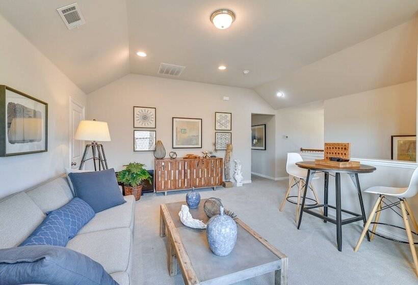 9 Mi To Frisco Square: Stylish Home W/ Backyard