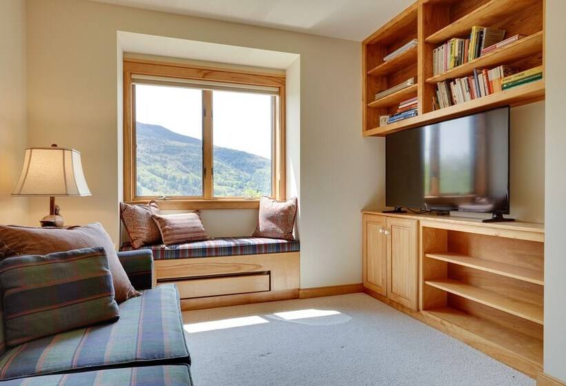 Luxury Vermont Vacation Rental: Private Hot Tub!