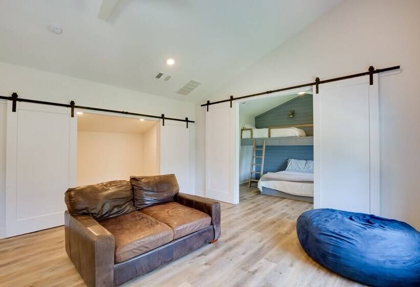 Pool, Hot Tub & Views: Malakoff Gem On Cedar Creek