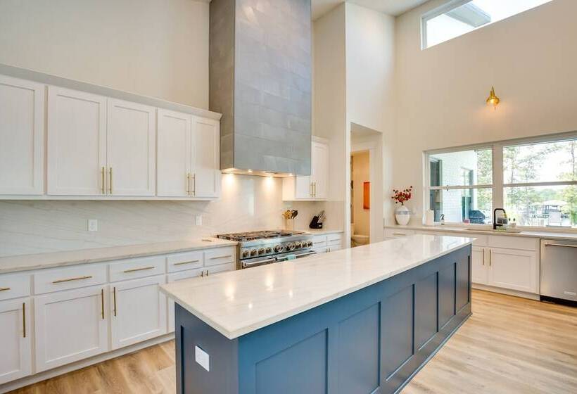 On Cedar Creek Reservoir: Malakoff Home W/ Pool!