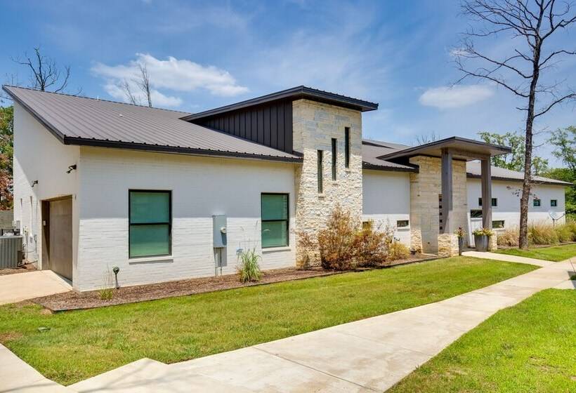 On Cedar Creek Reservoir: Malakoff Home W/ Pool!