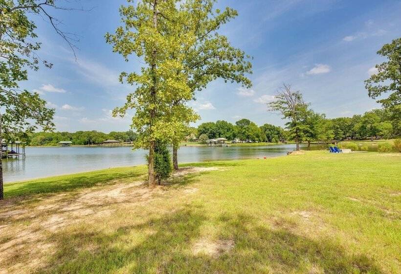 On Cedar Creek Reservoir: Malakoff Home W/ Pool!