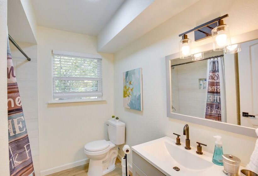 Hot Tub & Lake Access: Malakoff Retreat!