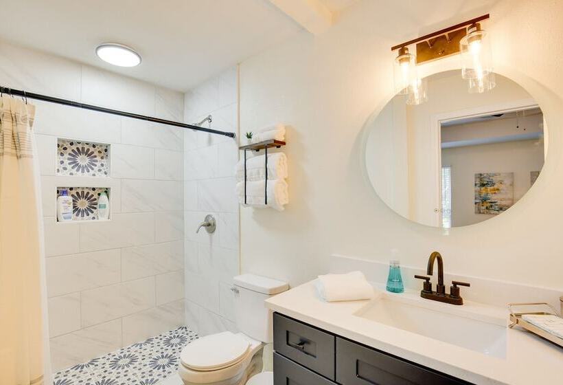 Hot Tub & Lake Access: Malakoff Retreat!