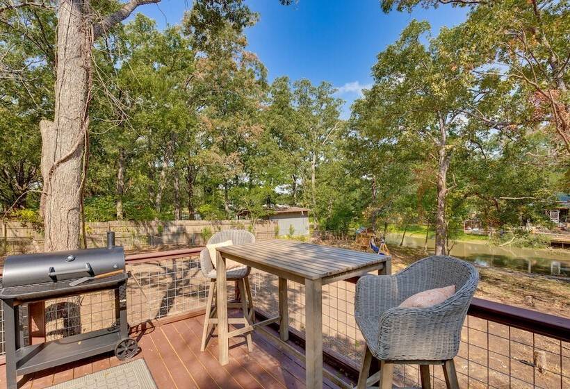 Hot Tub & Lake Access: Malakoff Retreat!