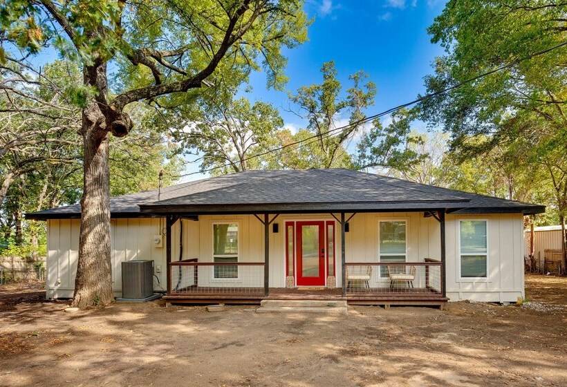 Hot Tub & Lake Access: Malakoff Retreat!