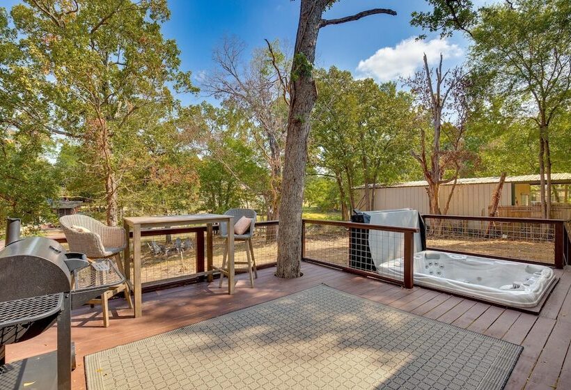 Hot Tub & Lake Access: Malakoff Retreat!