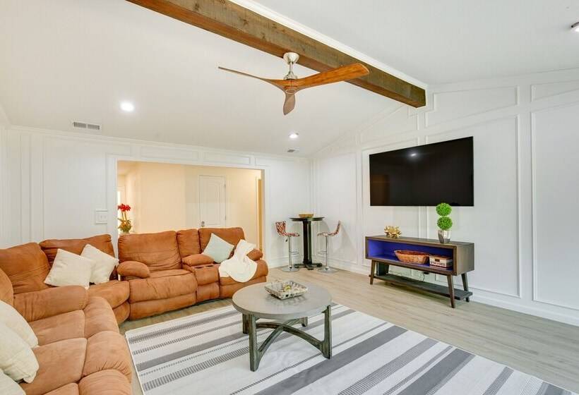 Hot Tub & Lake Access: Malakoff Retreat!