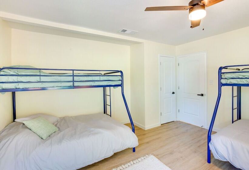 Hot Tub & Lake Access: Malakoff Retreat!