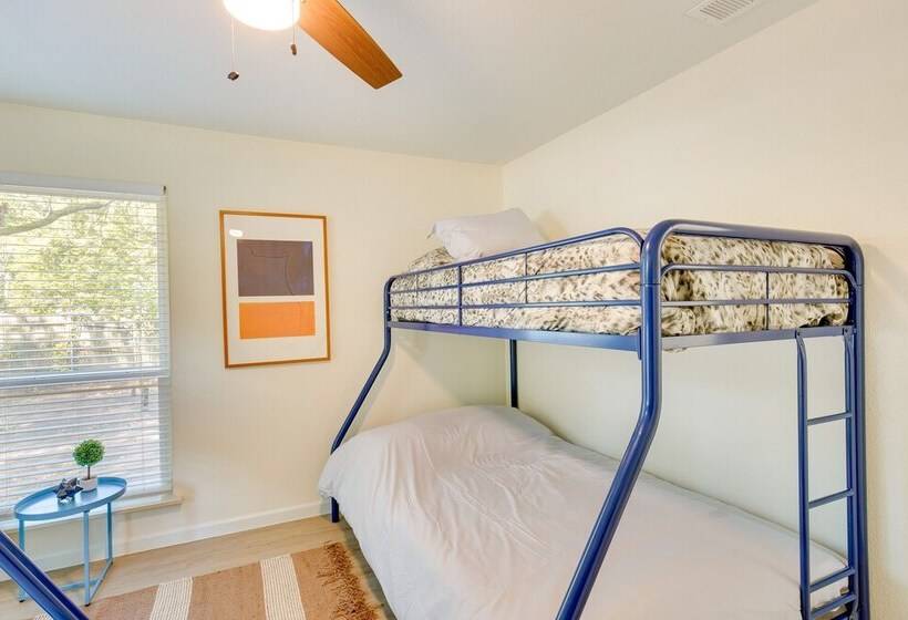 Hot Tub & Lake Access: Malakoff Retreat!