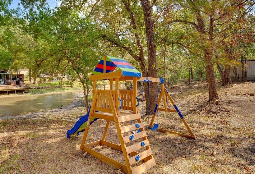 Hot Tub & Lake Access: Malakoff Retreat!