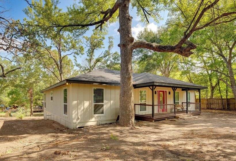 Hot Tub & Lake Access: Malakoff Retreat!