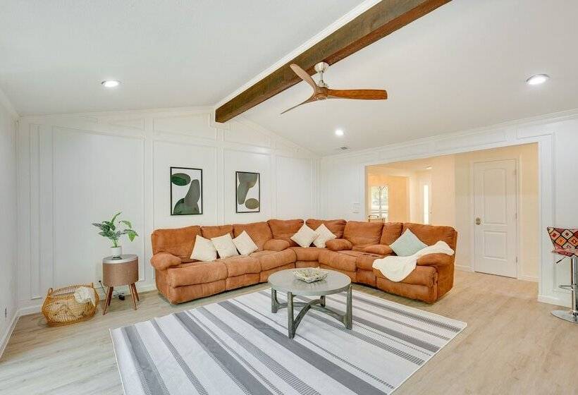 Hot Tub & Lake Access: Malakoff Retreat!