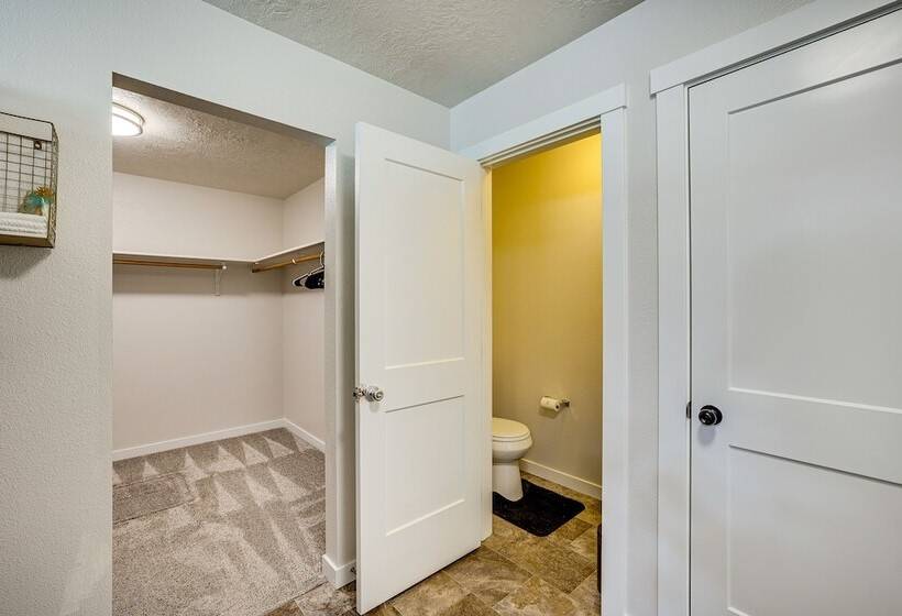 Meridian Retreat W/ Pool Table, Fire Pit & Grill