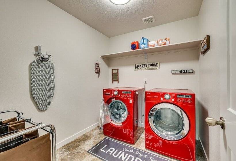 Meridian Retreat W/ Pool Table, Fire Pit & Grill