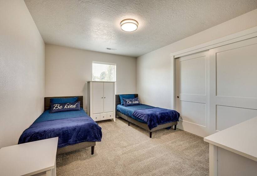 Meridian Retreat W/ Pool Table, Fire Pit & Grill