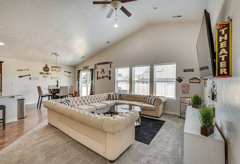 Meridian Retreat W/ Pool Table, Fire Pit & Grill