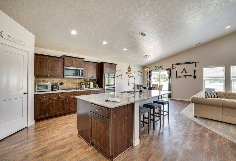 Meridian Retreat W/ Pool Table, Fire Pit & Grill