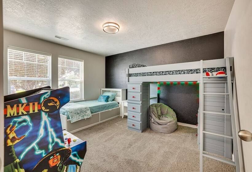 Meridian Retreat W/ Pool Table, Fire Pit & Grill