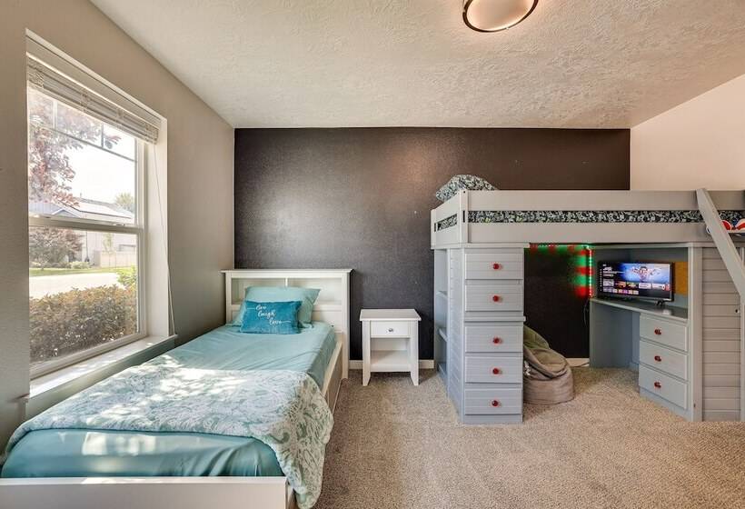 Meridian Retreat W/ Pool Table, Fire Pit & Grill