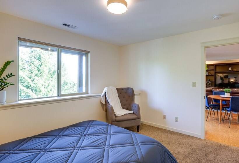 Modern Bellingham Retreat Near Galbraith Mountain!