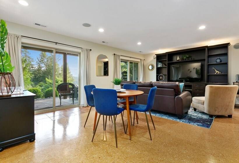 Modern Bellingham Retreat Near Galbraith Mountain!