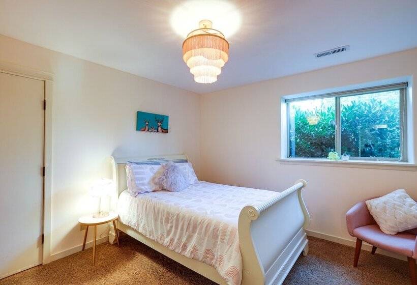 Modern Bellingham Retreat Near Galbraith Mountain!