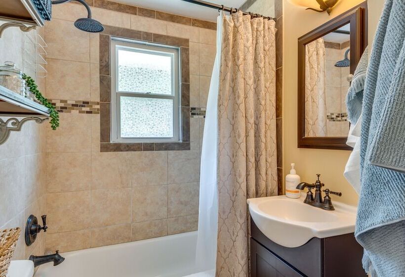 Modern Belmont Home ~ 2 Mi To Historic Downtown!