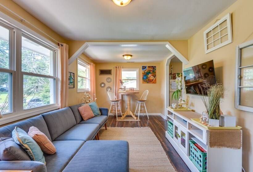 Modern Belmont Home ~ 2 Mi To Historic Downtown!