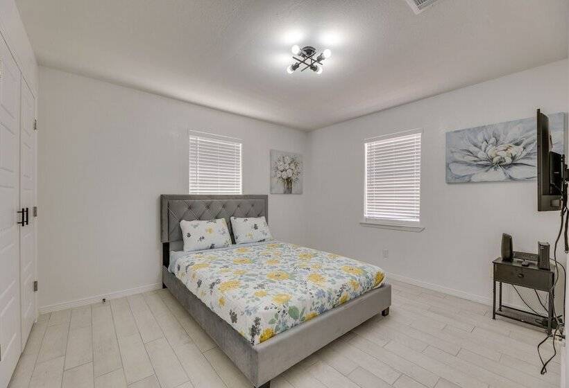 Modern Home In Edinburg: Half Mi Walk To Utrgv!