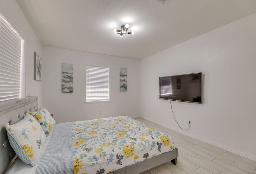 Modern Home In Edinburg: Half Mi Walk To Utrgv!