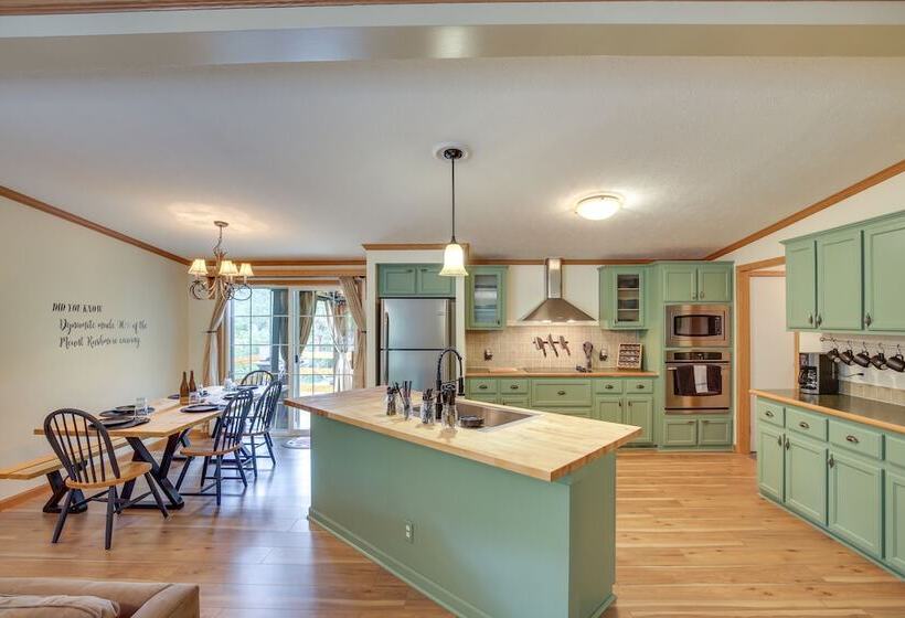 Modern Keystone Home: 4 Mi To Mount Rushmore!