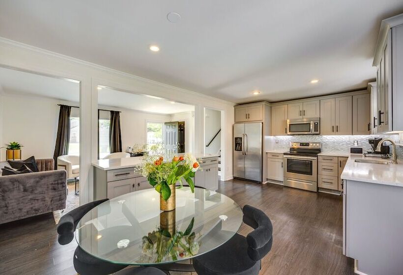 Modern Richmond Home W/ Deck, Close To Downtown!