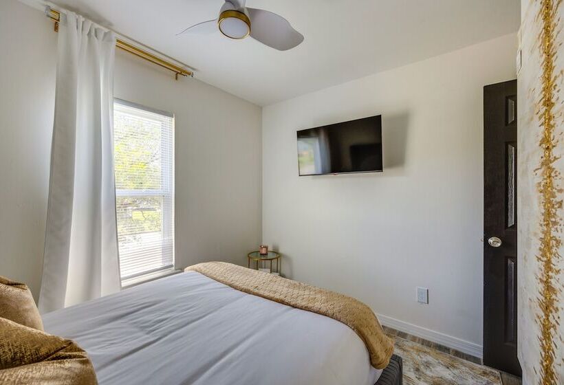 Modern Richmond Home W/ Deck, Close To Downtown!