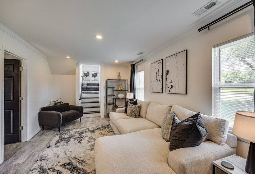 Modern Richmond Home W/ Deck, Close To Downtown!