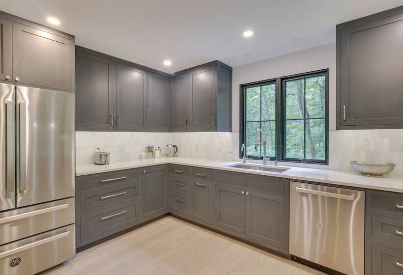 Modern Sharon Farmhouse: Spacious, Patio, Views