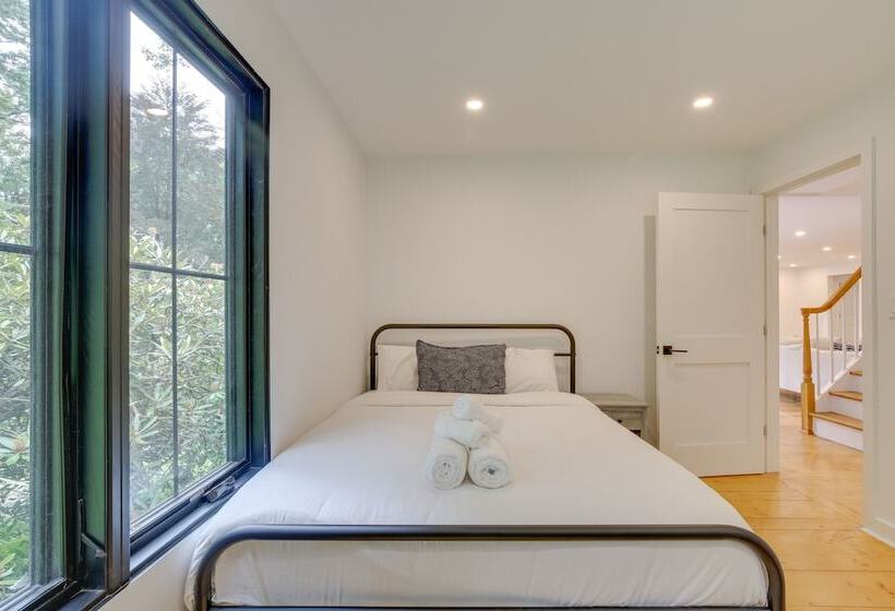 Modern Sharon Farmhouse: Spacious, Patio, Views