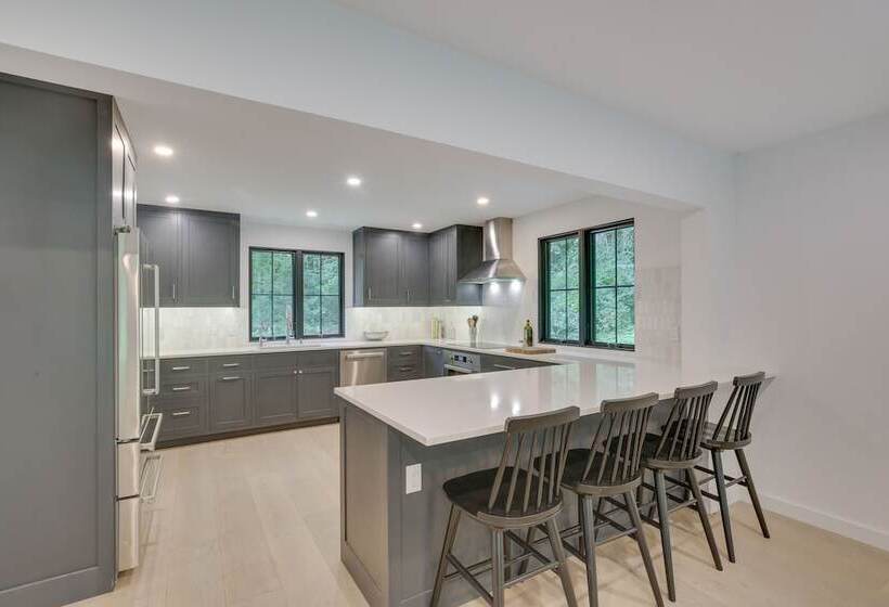 Modern Sharon Farmhouse: Spacious, Patio, Views