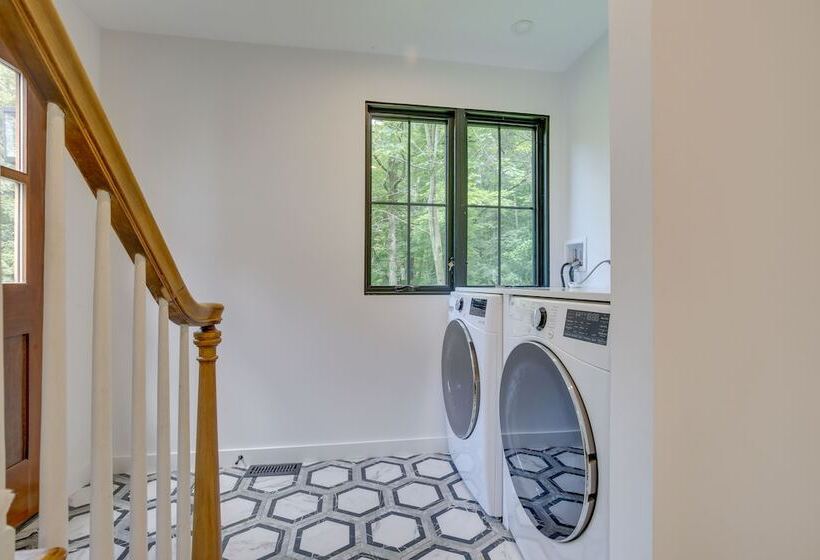 Modern Sharon Farmhouse: Spacious, Patio, Views