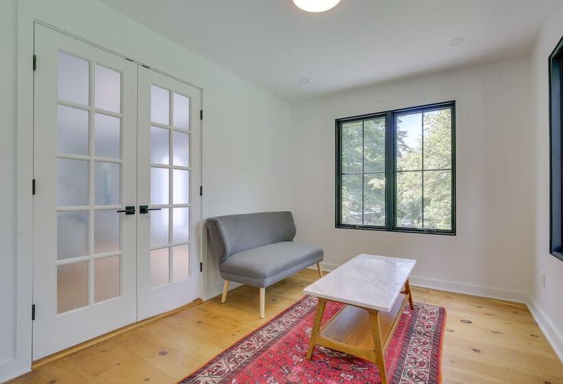 Modern Sharon Farmhouse: Spacious, Patio, Views