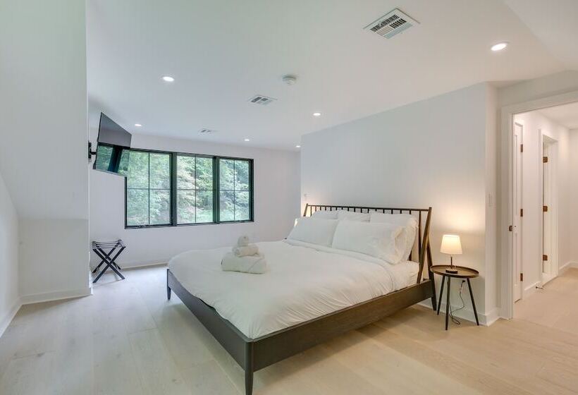 Modern Sharon Farmhouse: Spacious, Patio, Views