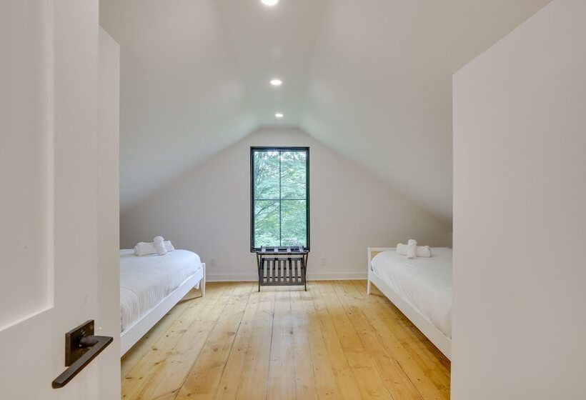 Modern Sharon Farmhouse: Spacious, Patio, Views