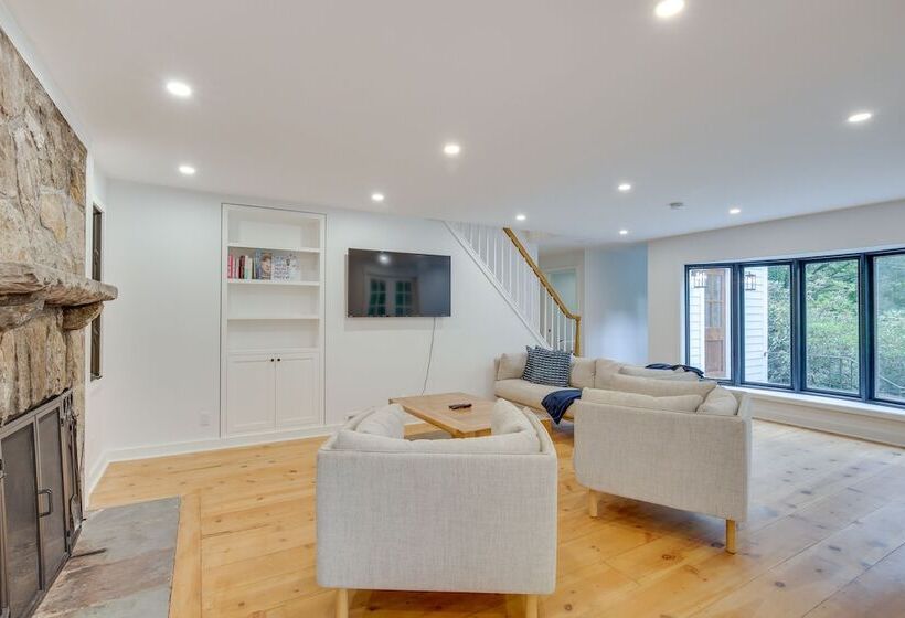 Modern Sharon Farmhouse: Spacious, Patio, Views